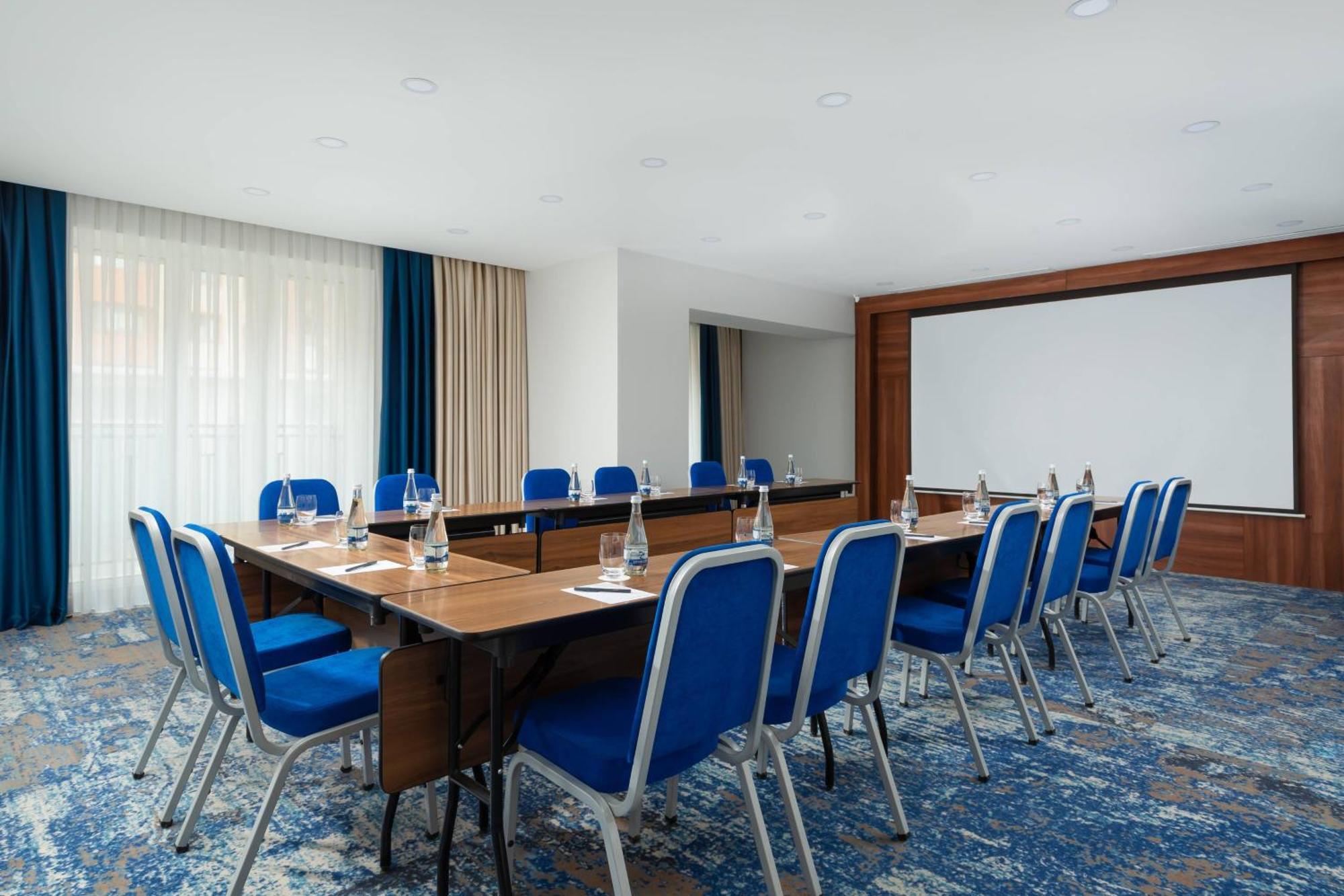 Courtyard By Marriott Tashkent Hotel Екстериор снимка