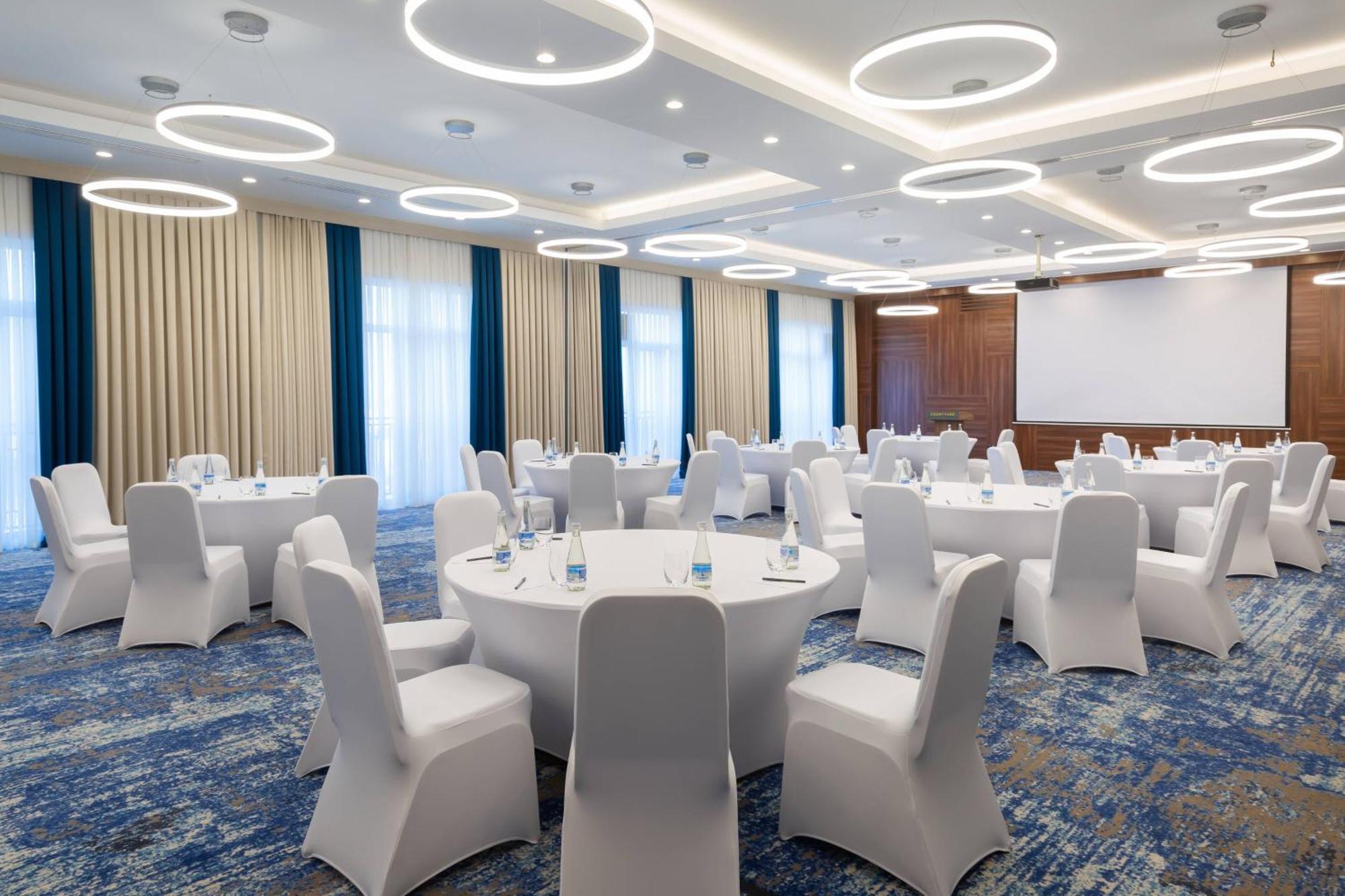 Courtyard By Marriott Tashkent Hotel Екстериор снимка