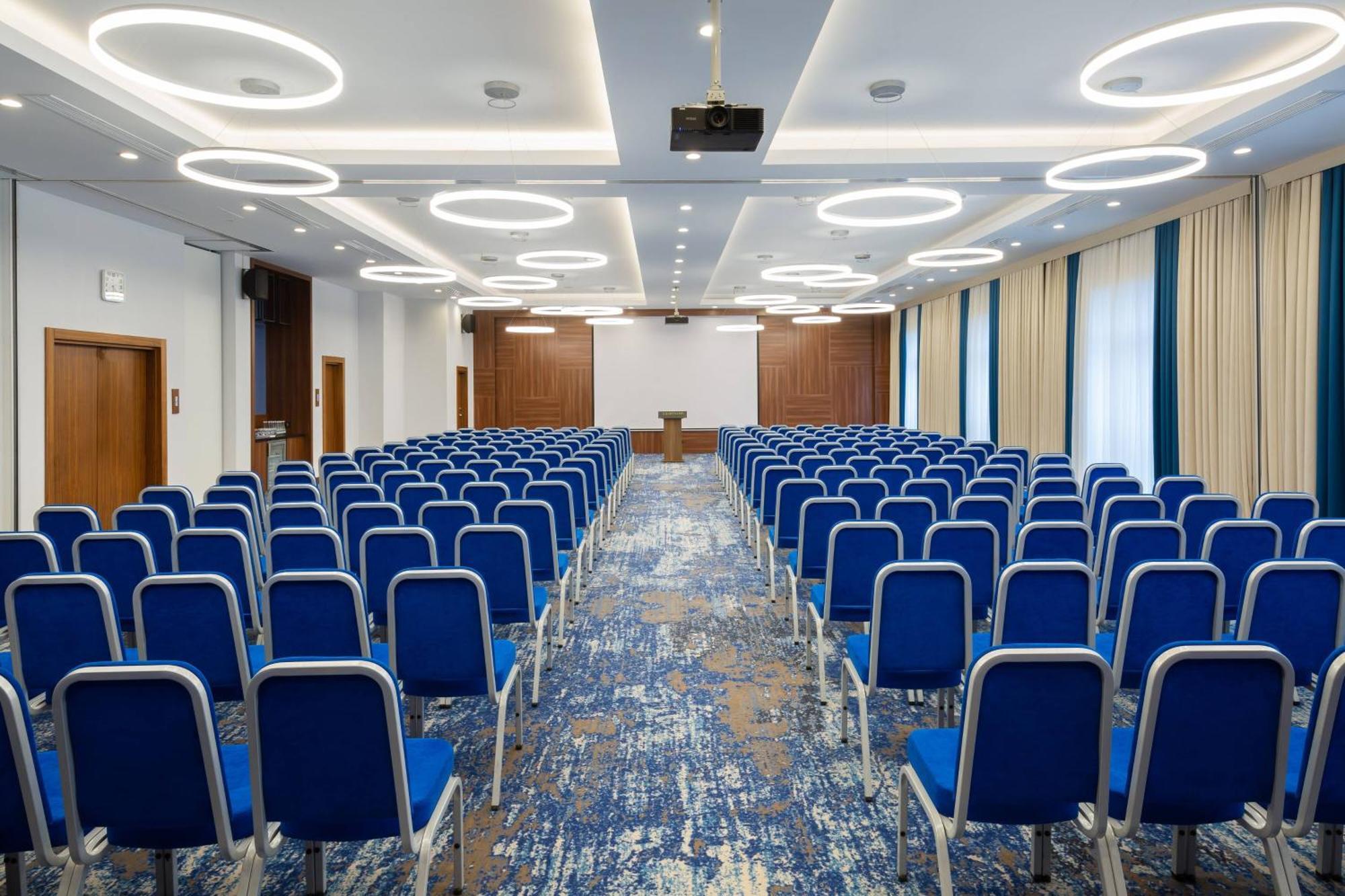 Courtyard By Marriott Tashkent Hotel Екстериор снимка