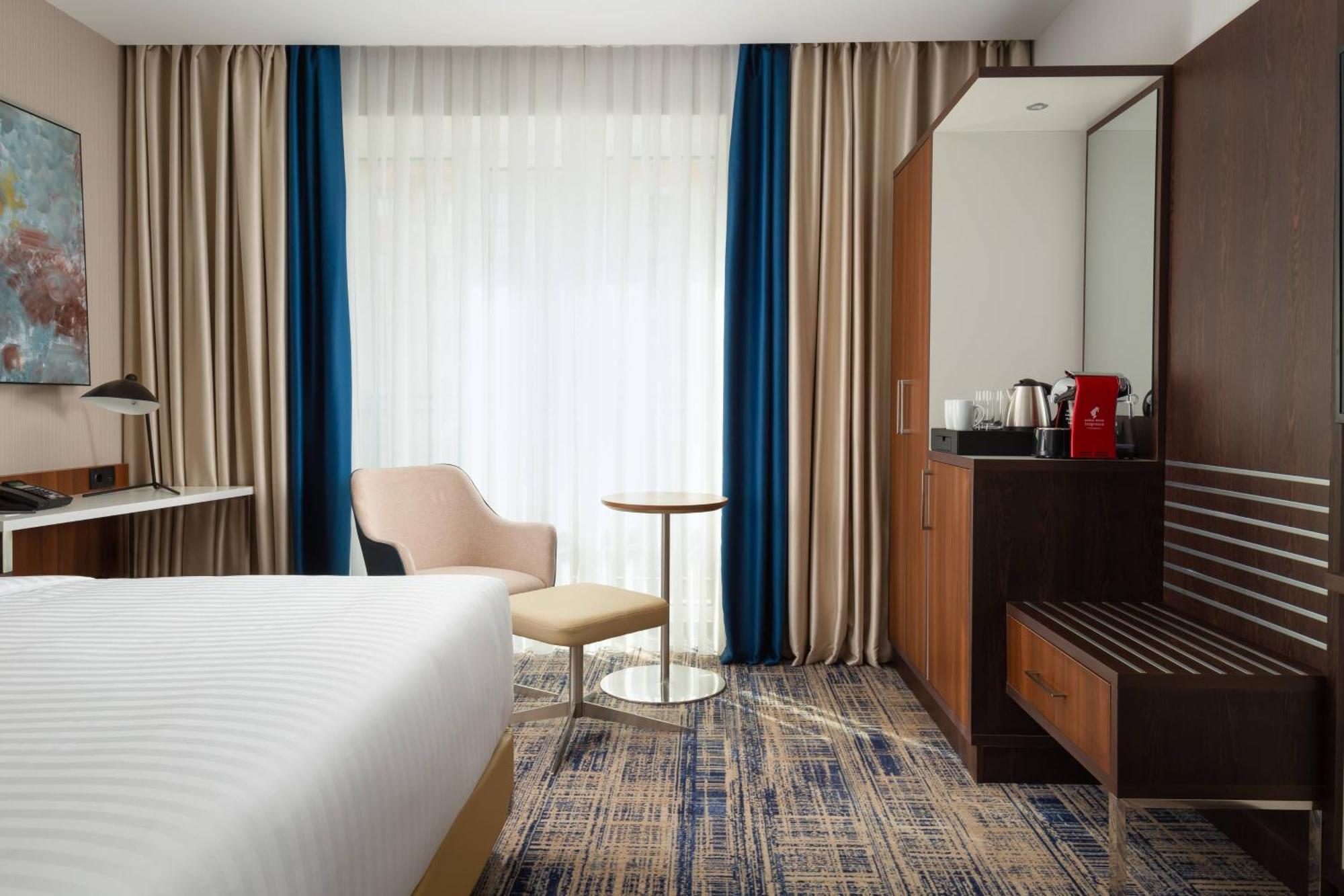 Courtyard By Marriott Tashkent Hotel Екстериор снимка